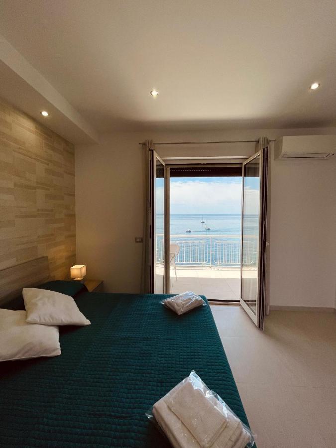 Baia di Atlantide Apartment Taormina Bagian luar foto