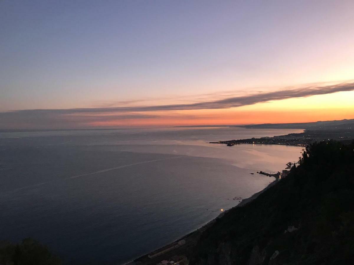 Baia di Atlantide Apartment Taormina Bagian luar foto
